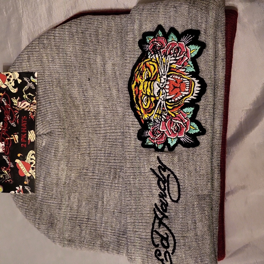 Ed Hardy Tiger Beanie Burgundy And Tiger Grey Beanie Te Ty Lp